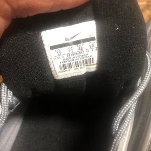 Nike Shoes - EUC black n silver air max Nike Shoes - EUC black n silver air max